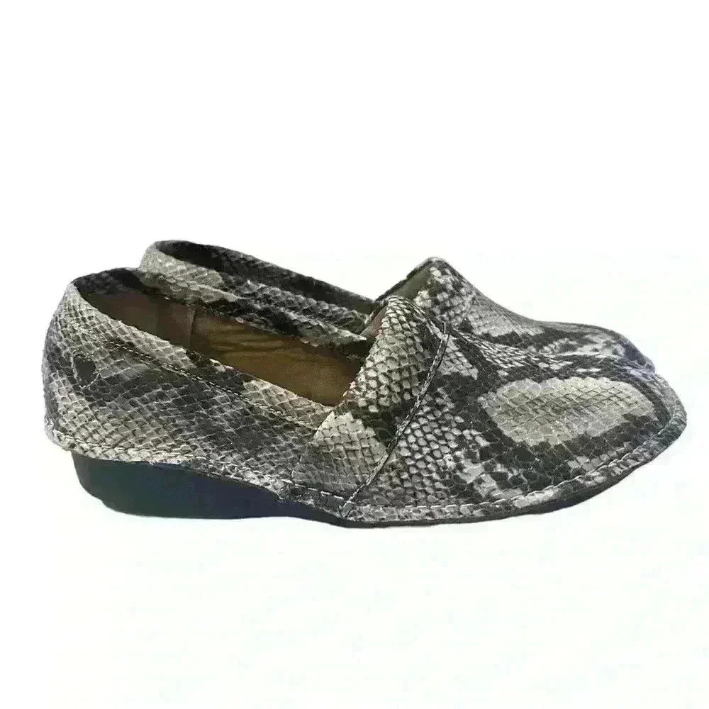 Nurse Mate Pillow Top Animal Print Clogs  Slip ons Size 8 Gently Used